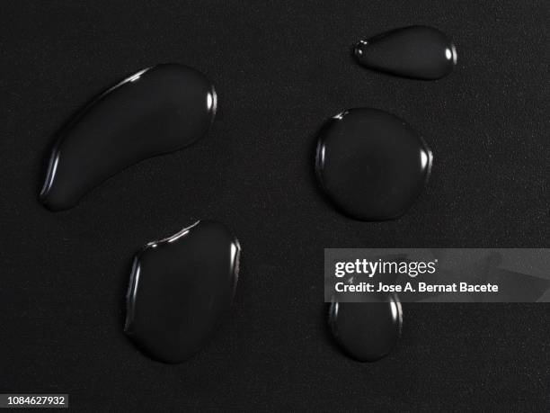 full frame of the textures formed by the bubbles and drops of water, on a black background. - regentropfen stock-fotos und bilder