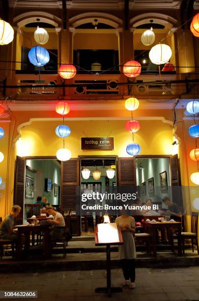 restaurant decorated with lanterns at night - vietnam street food stock pictures, royalty-free photos & images