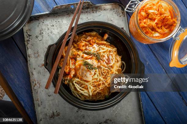 fideos asiáticos con kimchee y semillas de sésamo - kimchi fotografías e imágenes de stock