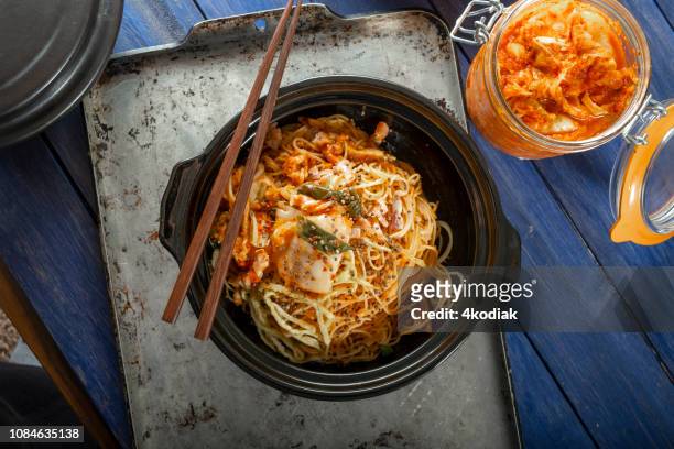 asian noodle with kimchee and sesame seeds - kimchee imagens e fotografias de stock