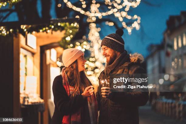 con te al mio fianco non potrei mai perdermi! - vacanze di natale - mercatini di natale foto e immagini stock