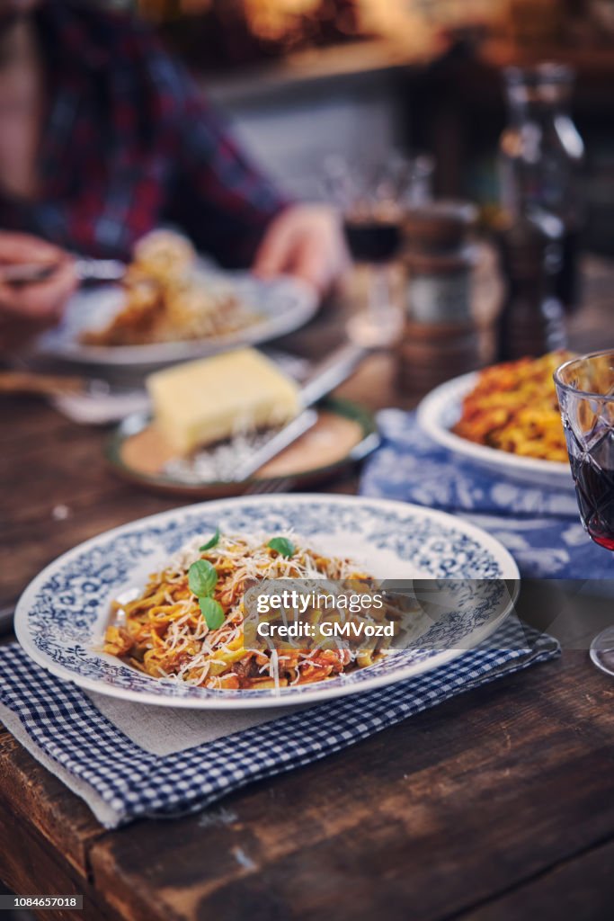 Massas Tagliatelle com molho bolonhesa vegetariana e queijo Bella Lodi