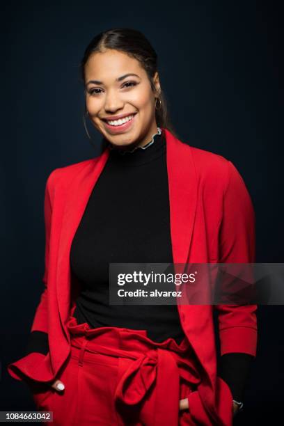 lachende jonge vrouw in stijlvolle casuals - businesswoman classy stockfoto's en -beelden