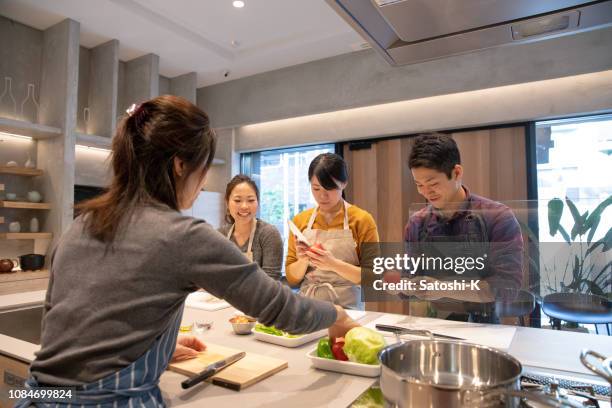 les jeunes gens apprentissage cuisine à l’école de cuisine - cours de cuisine photos et images de collection