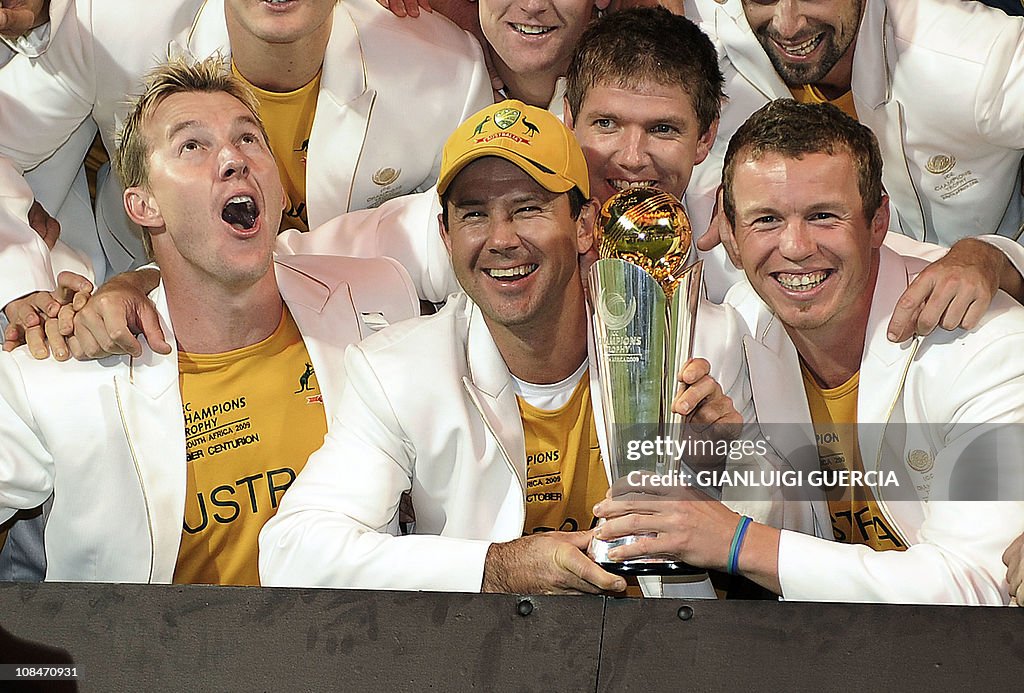Australian Captain Ricky Ponting (C) and