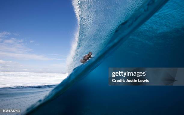 female surfer in cloud break in fiji - surf stockfoto's en -beelden