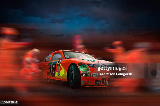 race car in the pit - course de stock cars stockfoto's en -beelden