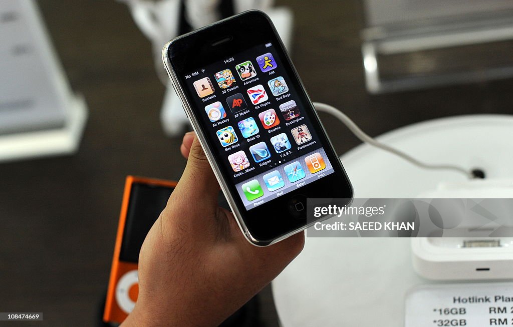 A customer looks at a new iPhone 3GS mod
