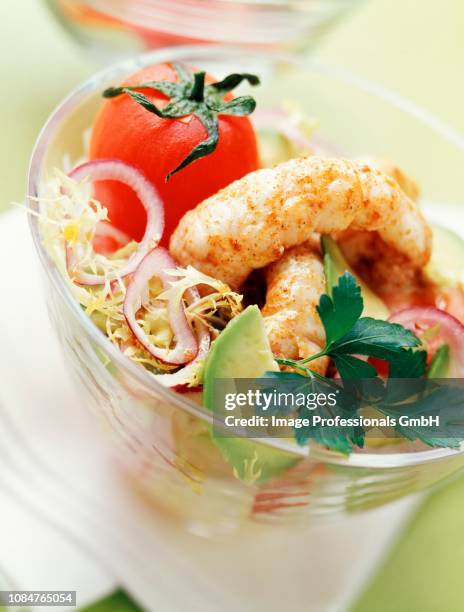 crunch dublin bay prawn and paprika salad - krulandijvie stockfoto's en -beelden