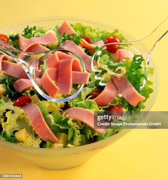 ham and tomato salad - krulandijvie stockfoto's en -beelden