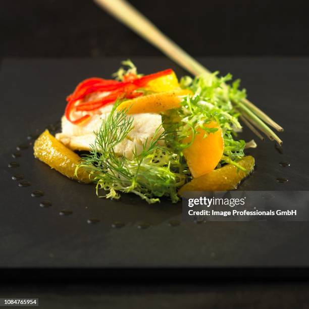 cod and citrus fruit salad - krulandijvie stockfoto's en -beelden