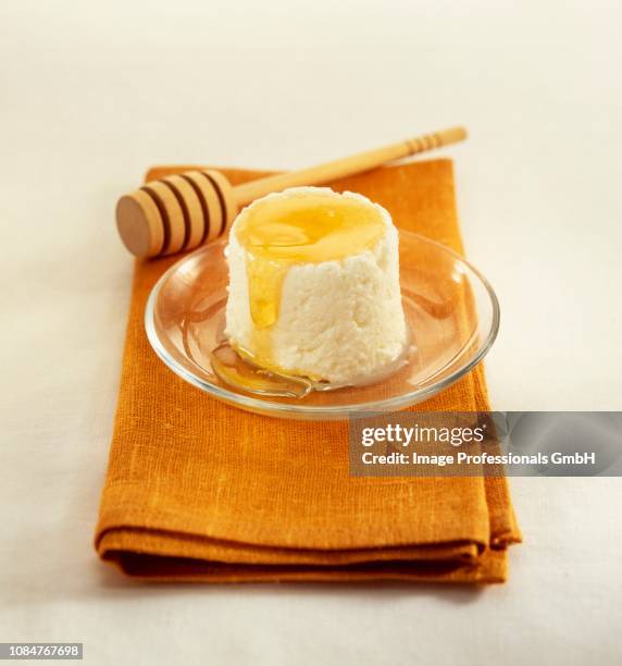 mato with honey - fromage blanc photos et images de collection