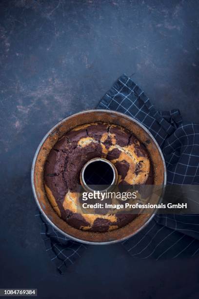 vegan marble cake in a ring-shaped baking tin - kugelhopf foto e immagini stock