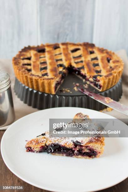 linzer torte, a piece on server - gateaux stockfoto's en -beelden