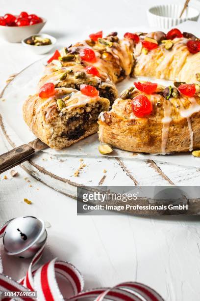 couronne (three kings cake from france) with candied cherries and pistachios - gateaux 個照片及圖片檔