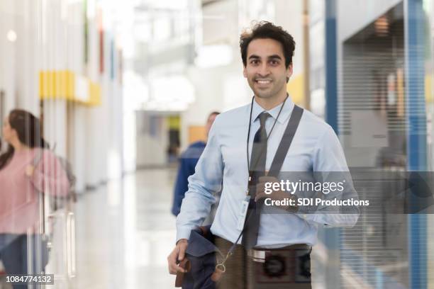 profesor de secundaria hombre excitado se prepara para el primer día - first day of school fotografías e imágenes de stock