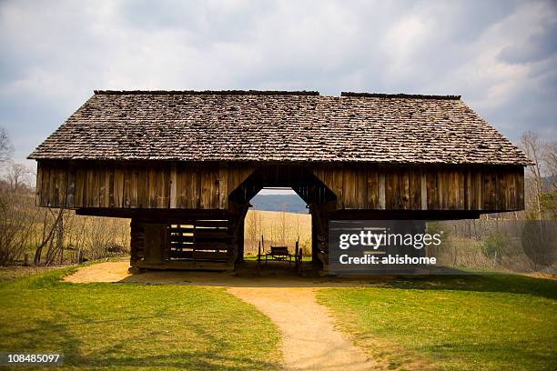 barn - cades cove foto e immagini stock