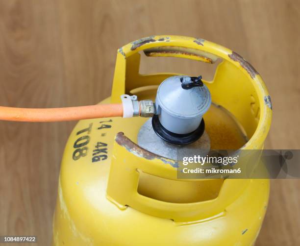 lpg gas bottle, butane gas cylinders - récipient sous pression photos et images de collection