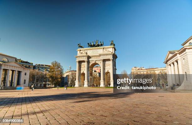 arch of peace in milan - milan square stock pictures, royalty-free photos & images