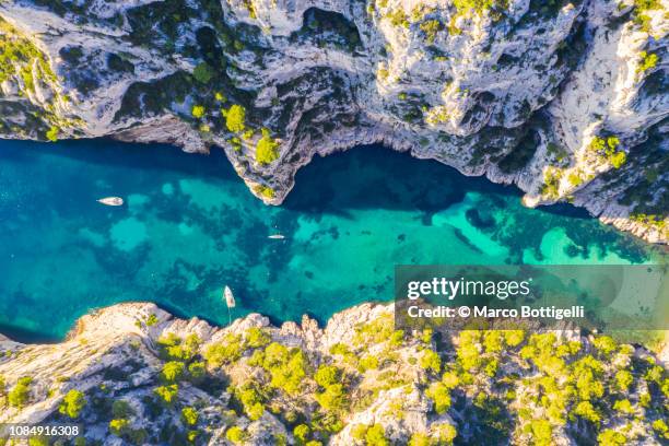 calanque d'en-vau in calanques national park, french riviera, france. - marseille stock-fotos und bilder