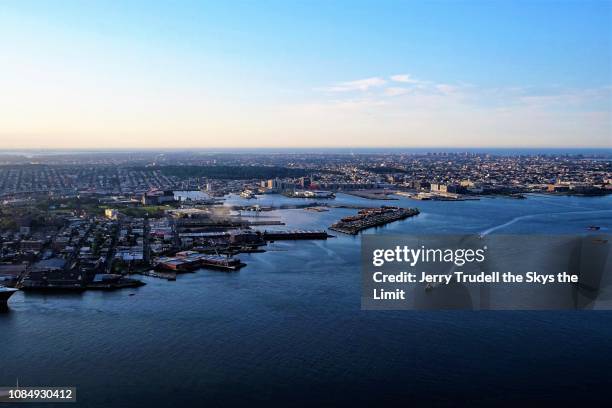 red hook waterfront in brooklyn - red hook new york city stock-fotos und bilder