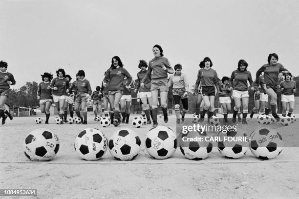 équipe de France de football féminin s'entraîne à Soulac-sur-Mer, Gironde, le 22 février 1979. Elle se prépare en vue d'une rencontre internationale...