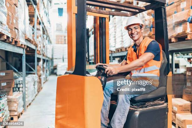 在叉車上微笑的倉庫工人 - forklift 個照片及圖片檔