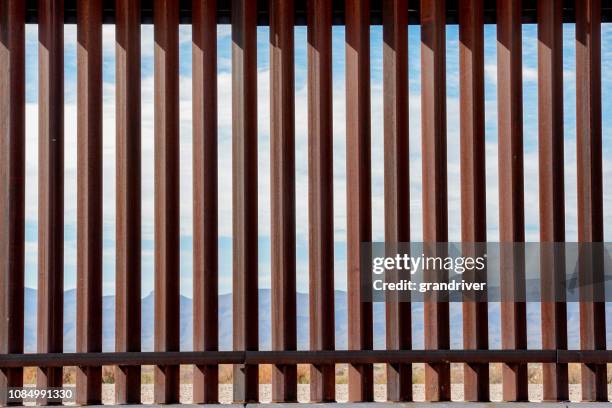 o muro fronteiriço ao longo do texas e a fronteira do méxico - geographical border - fotografias e filmes do acervo