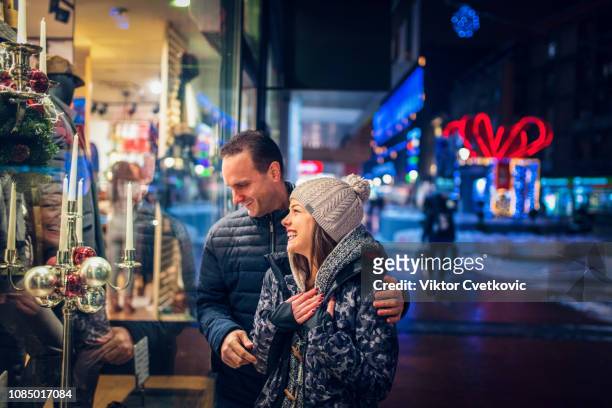 paar doen sommige window shopping - boxing day shopping in winter stockfoto's en -beelden