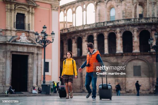 junges paar im urlaub reisen in europa - suitcase couple stock-fotos und bilder