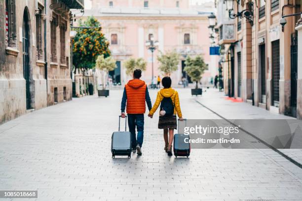 pareja viajando por el mundo - journey fotografías e imágenes de stock