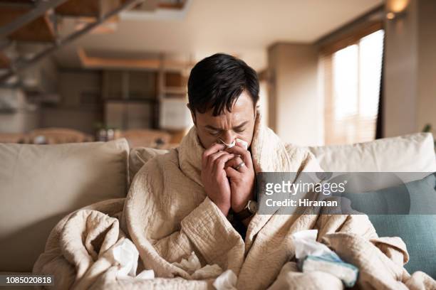 es la temporada de estornudos - illness fotografías e imágenes de stock