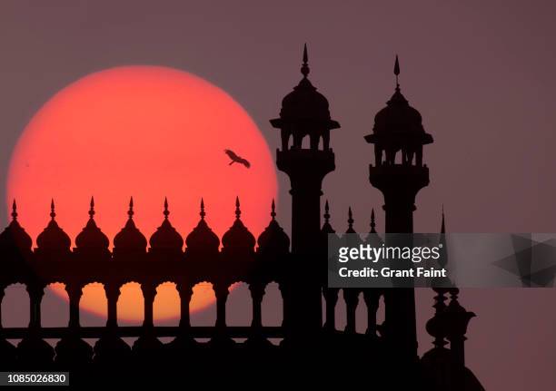 partial view of mosque at sunset. - jama masjid delhi stock pictures, royalty-free photos & images