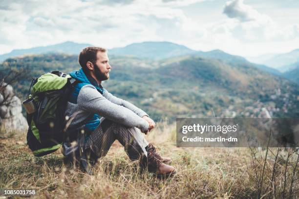 entspannte touristen bewundern die aussicht vom gipfel berges wandern konzept - voyage zen stock-fotos und bilder