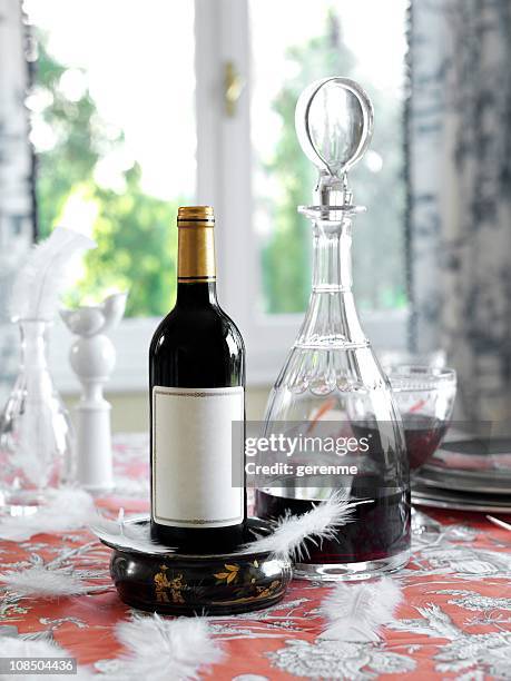 servicio de vinos - botella de boca ancha fotografías e imágenes de stock