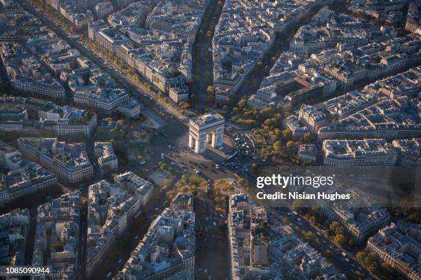 aerial view of arc de triomphe in paris france at sunrise - arc de triomphe aerial view stock-fotos und bilder