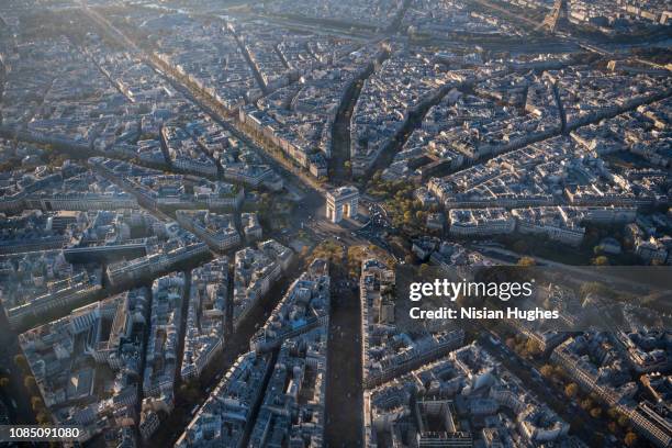 aerial view of arc de triomphe in paris france at sunrise - arc de triomphe aerial view stockfoto's en -beelden