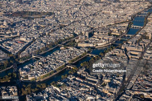 aerial looking at île de la cité in paris france, morning - church color light paris stockfoto's en -beelden