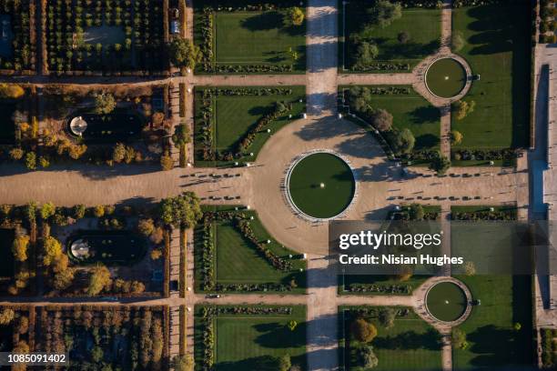 aerial view looking directly down at jardin des tuileries in paris france - tuileries quarter stock pictures, royalty-free photos & images