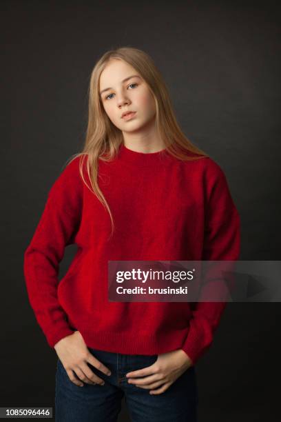 12 歳の少女のスタジオ ポートレート - 12 year old blonde girl ストックフォトと画像