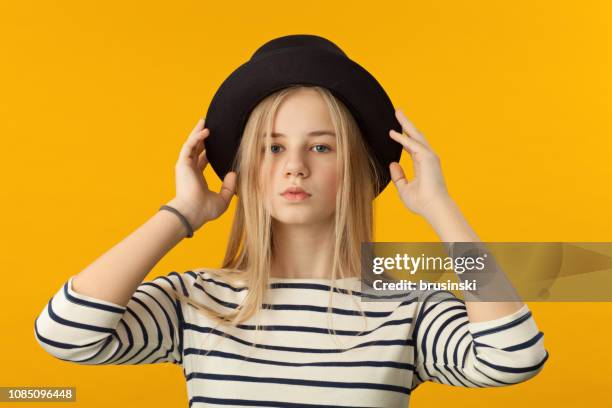 12 歳の少女のスタジオ ポートレート - 12 year old blonde girl ストックフォトと画像