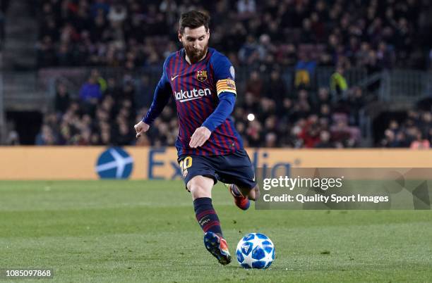 Lionel Messi of FC Barcelona before a free kick during the UEFA Champions League Group B match between FC Barcelona and Tottenham Hotspur at Camp Nou...