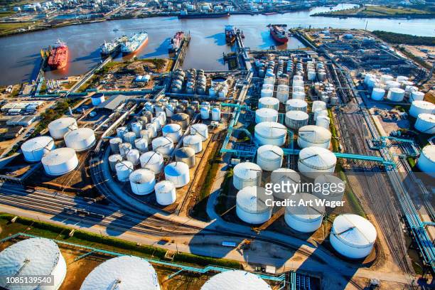 luchtfoto van de olieraffinaderij van een texas en brandstof opslagtanks - texas stockfoto's en -beelden