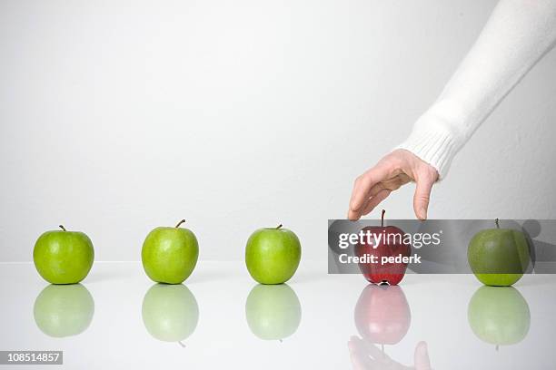 rojo y verde - elegir fotografías e imágenes de stock