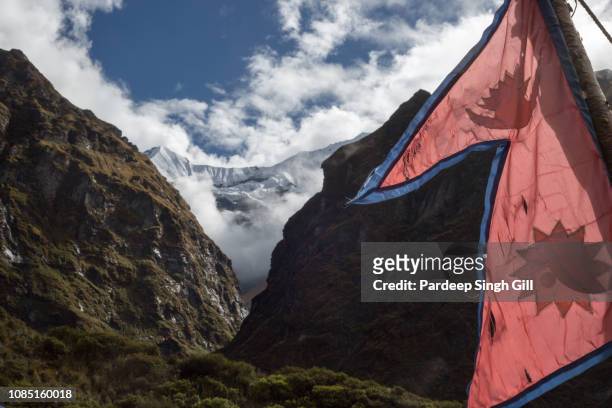 a mountainscape of the annapurna massif in gandaki, nepal. - nepali flag stockfoto's en -beelden
