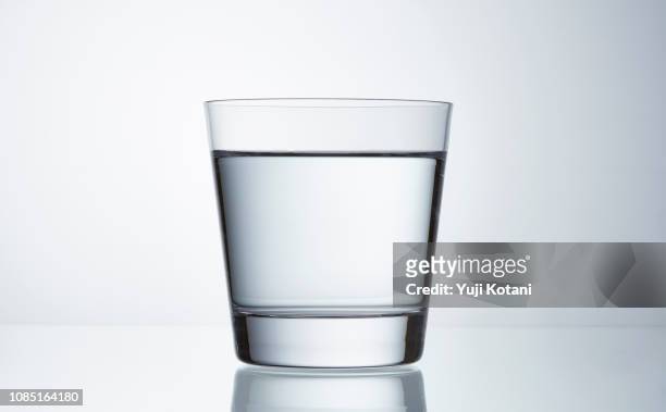 グラスに水を注ぐ - drinking glass stock-fotos und bilder