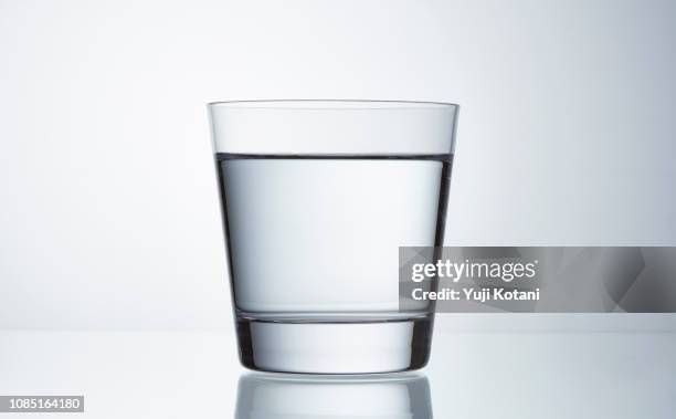 グラスに水を注ぐ - vaso fotografías e imágenes de stock