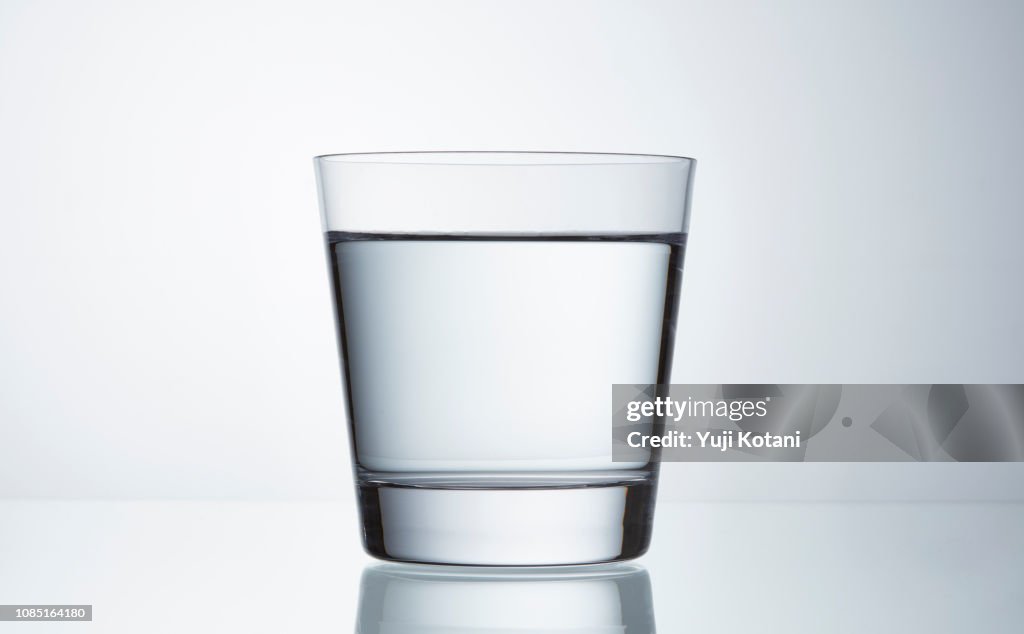 グラスに水を注ぐ