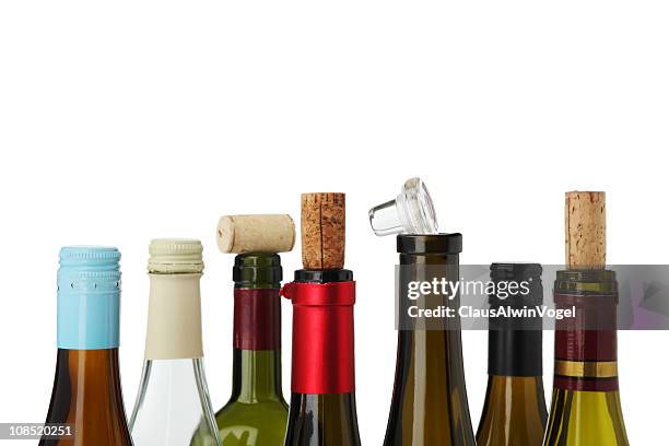 winebottle tops klassische und innovative clipping path - deckel stock-fotos und bilder