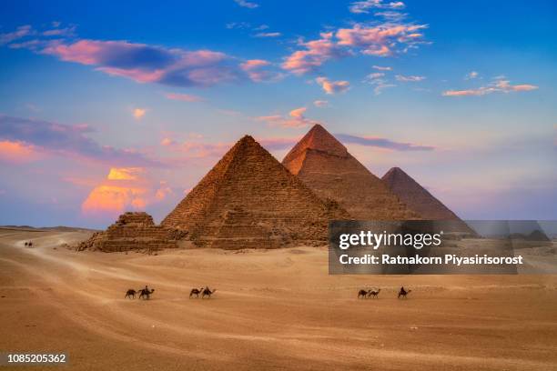 giza egypt pyramids in sunset scene, wonders of the world. - pirámide estructura de edificio fotografías e imágenes de stock